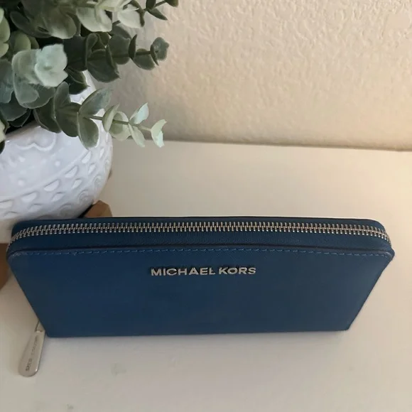 Michael Kors Blue Wallet EUC Saffiano - Picture 2 of 5